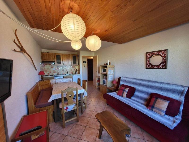 Rent in ski resort 2 room apartment sleeping corner 6 people (Labbe) - Résidence la Loubatière - Montgenèvre - Living room