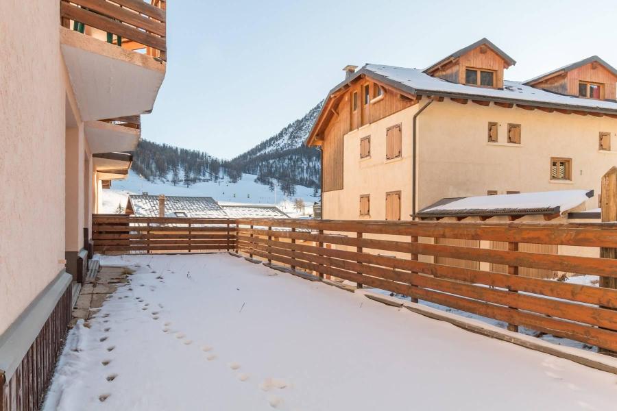 Rent in ski resort Studio sleeping corner 6 people (GEFFROY) - Résidence le Brigou - Montgenèvre - Winter outside