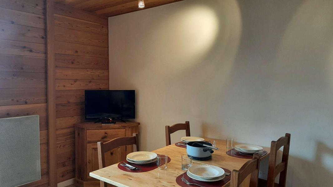 Rent in ski resort Studio sleeping corner 4 people (THEVOT) - Résidence les Alpets - Montgenèvre - Living room