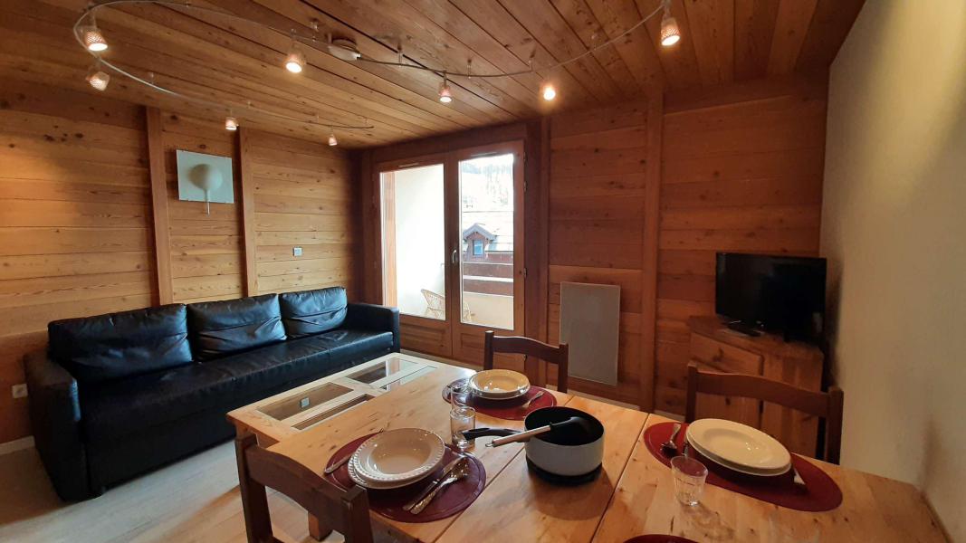 Rent in ski resort Studio sleeping corner 4 people (THEVOT) - Résidence les Alpets - Montgenèvre - Living room