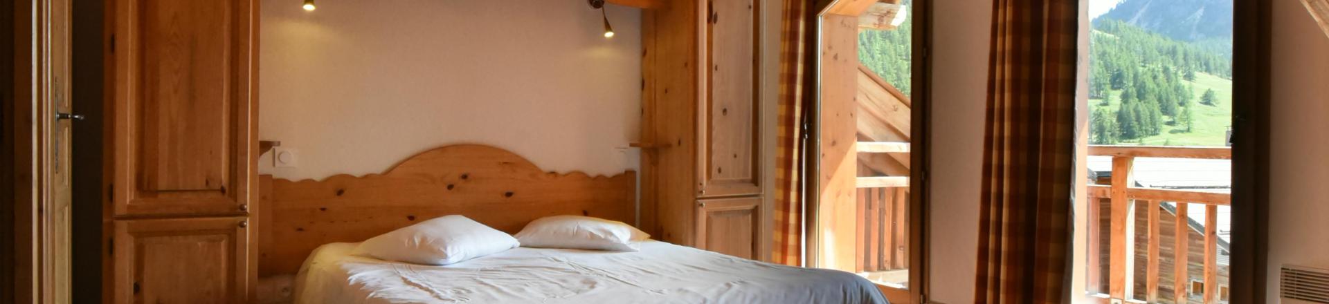 Rent in ski resort Résidence Club MMV le Hameau des Airelles - Montgenèvre - Bedroom under mansard