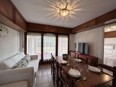 Rent in ski resort 2 room apartment sleeping corner 4 people (630-012) - La Résidence le Plein Soleil - Montgenèvre - Living room