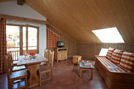 Rent in ski resort Résidence Club MMV le Hameau des Airelles - Montgenèvre - Dining area