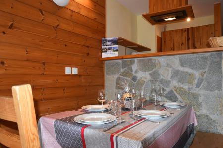 Rent in ski resort Studio sleeping corner 5 people (B317) - Résidence la Chamoisière - Montgenèvre - Dining area