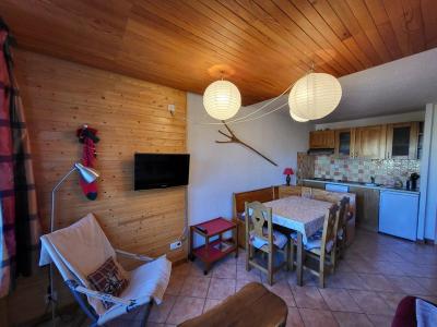 Rent in ski resort 2 room apartment sleeping corner 6 people (Labbe) - Résidence la Loubatière - Montgenèvre - Living room