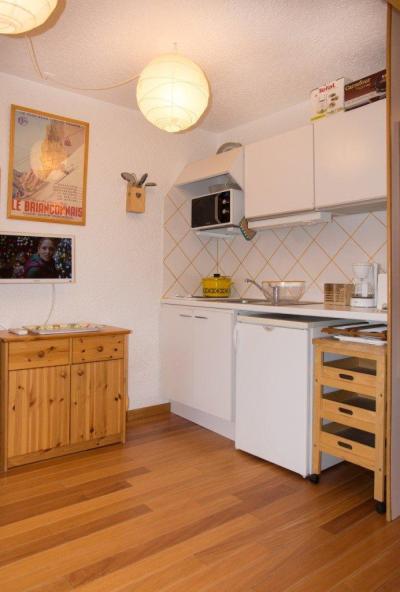 Location au ski Studio 3 personnes (COLOM) - Résidence la Renardière - Montgenèvre - Coin cuisine