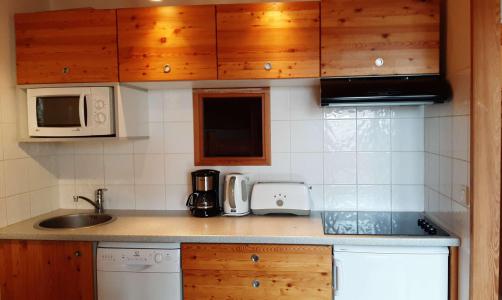 Rent in ski resort Studio sleeping corner 4 people (THEVOT) - Résidence les Alpets - Montgenèvre - Kitchenette