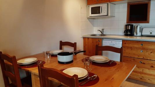 Rent in ski resort Studio sleeping corner 4 people (THEVOT) - Résidence les Alpets - Montgenèvre - Living room