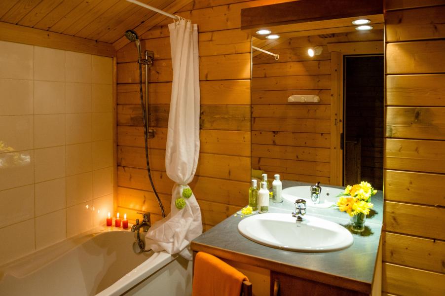 Rent in ski resort Les Chalets du Bois de Champelle - Morillon - Bathroom