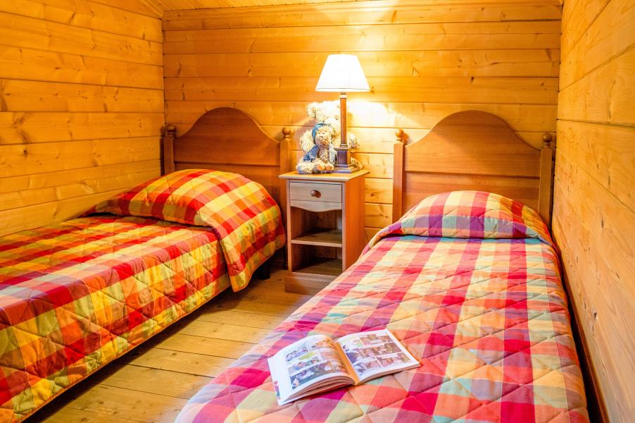 Rent in ski resort Les Chalets du Bois de Champelle - Morillon - Bedroom