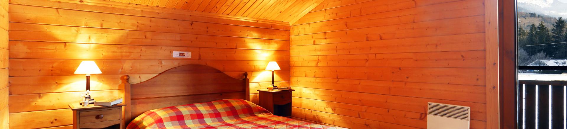 Rent in ski resort Les Chalets du Bois de Champelle - Morillon - Bedroom under mansard