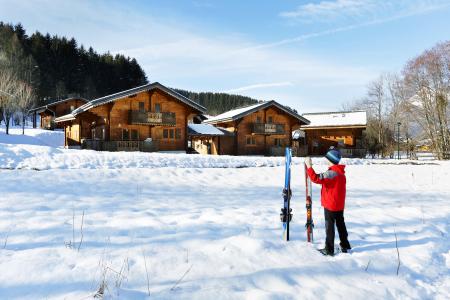Vacances en montagne Les Chalets du Bois de Champelle - Morillon - Extérieur hiver