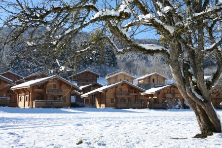 Vacances en montagne Les Chalets du Bois de Champelle - Morillon - Extérieur hiver