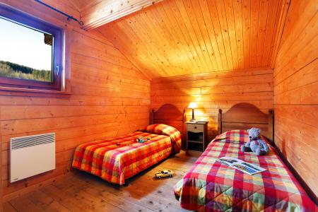 Rent in ski resort Les Chalets du Bois de Champelle - Morillon - Bedroom under mansard