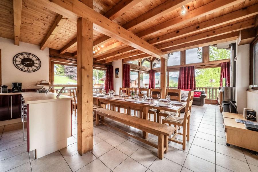 Rent in ski resort 10 room triplex chalet 17 people - Chalet Beauséjour - Morzine - Living room