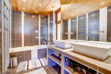 Rent in ski resort 7 room chalet 12 people - Chalet le Mélèze - Morzine - Shower room