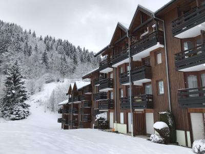 Rent in ski resort Résidence le Jhomarons - Morzine - Winter outside