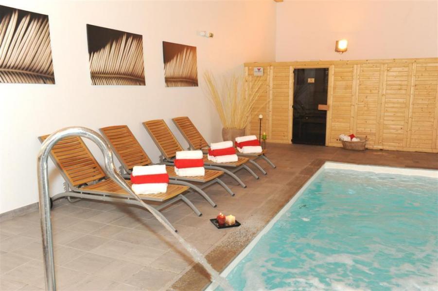 Rent in ski resort Le Hameau des Eaux d'Orelle - Orelle - Swimming pool