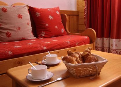 Rent in ski resort Résidence Chalet des Neiges - Oz 3300 - Coffee table