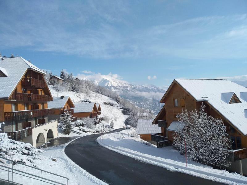 Vacances en montagne Studio 6 personnes (B02) - Les Chalets de Praroustan - Pra Loup - Extérieur hiver