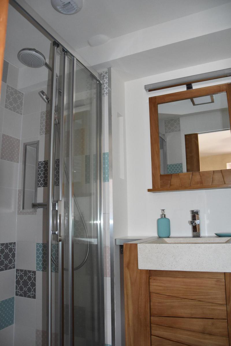 Rent in ski resort 2 room apartment 4 people (1) - Chalet Lou Fenatchu - Pralognan-la-Vanoise - Shower room