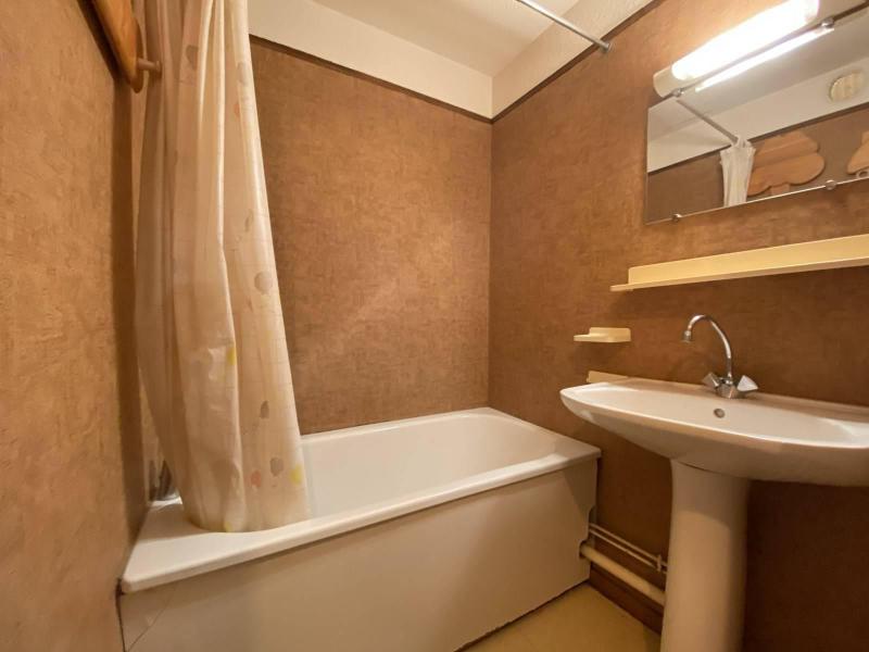 Rent in ski resort Studio sleeping corner 6 people (107) - Résidence les Balcons d'Arly - Praz sur Arly - Bath-tub