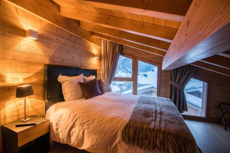 Rent in ski resort Résidence Les Portes de Megève - Praz sur Arly - Bedroom under mansard