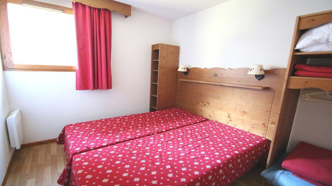 Rent in ski resort 4 room apartment 6 people (B112) - Résidence Hameau des Ecrins - Puy-Saint-Vincent - Bedroom