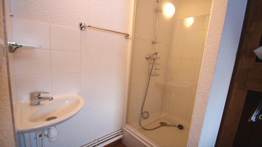Rent in ski resort 3 room apartment 6 people (C2) - Résidence La Dame Blanche - Puy-Saint-Vincent - Shower room