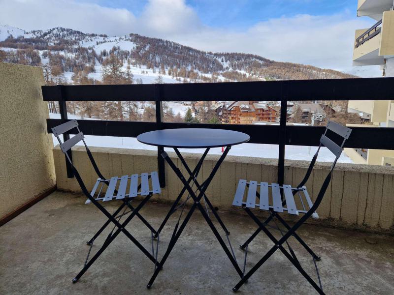 Rent in ski resort Studio sleeping corner 4 people (823) - Le Diamant - Risoul - Winter outside