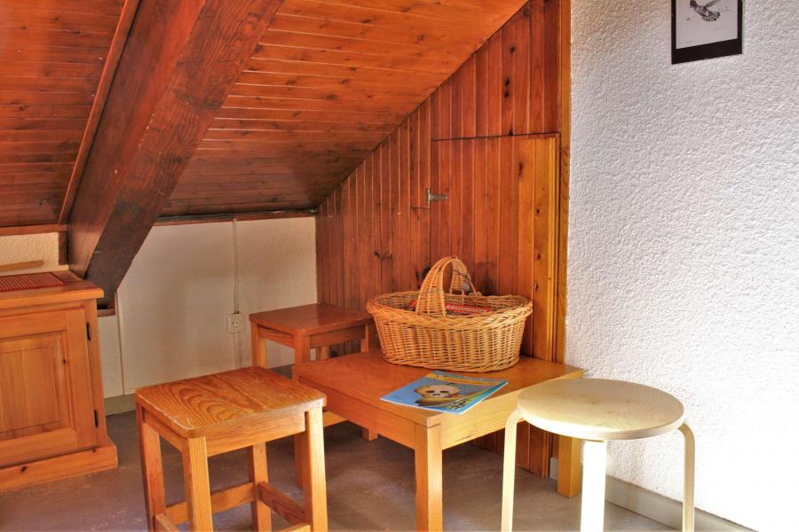 Rent in ski resort 2 room apartment sleeping corner 6 people (67) - Résidence les Airelles A - Risoul - Living room