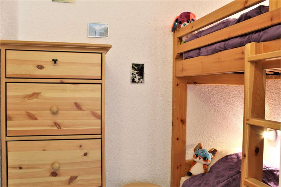 Rent in ski resort 2 room apartment sleeping corner 6 people (67) - Résidence les Airelles A - Risoul - Living room