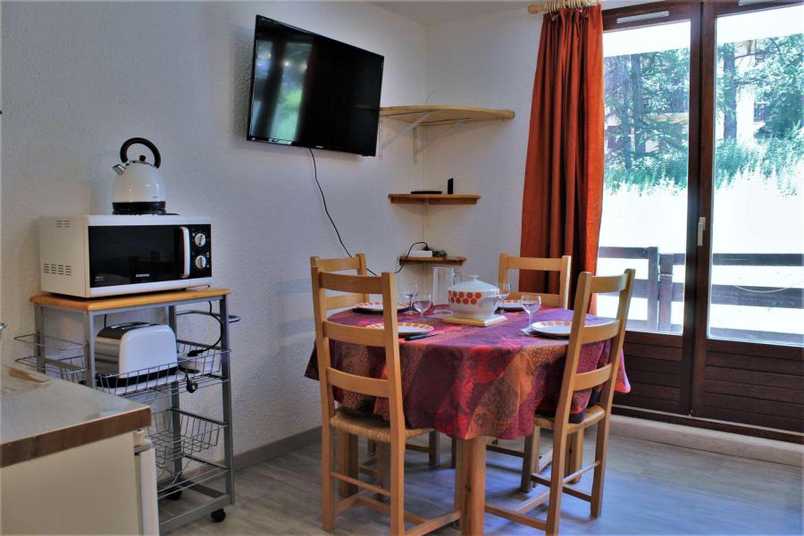 Rent in ski resort 2 room apartment 4 people (09) - Résidence les Chamois - Risoul - Living room