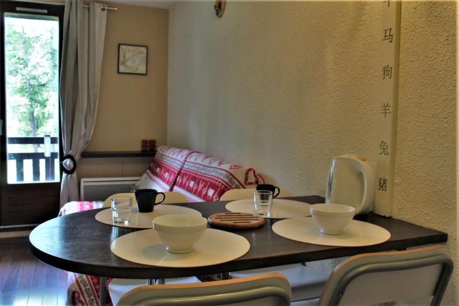 Rent in ski resort Studio cabin 4 people (311) - Résidence les Chamois - Risoul - Living room