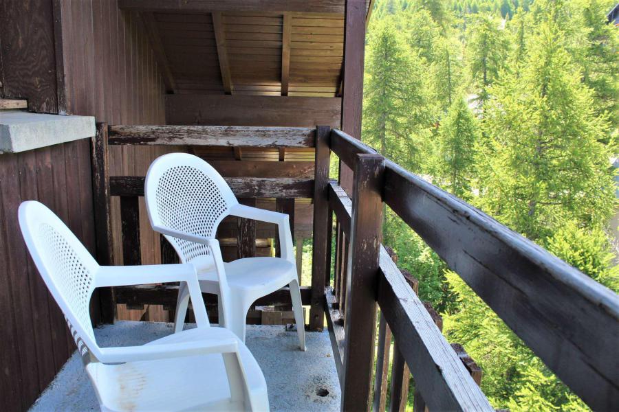Rent in ski resort Studio sleeping corner 4 people (67) - Résidence les Chamois - Risoul - Balcony