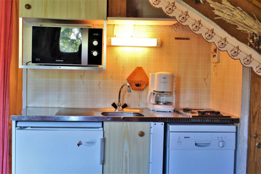 Rent in ski resort Studio sleeping corner 4 people (67) - Résidence les Chamois - Risoul - Kitchenette