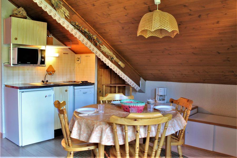 Rent in ski resort Studio sleeping corner 4 people (67) - Résidence les Chamois - Risoul - Living room