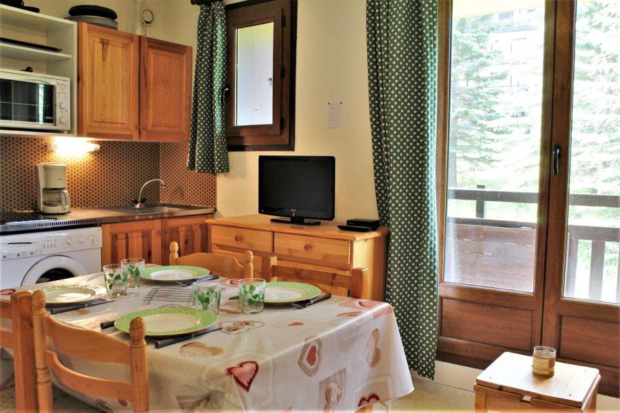 Rent in ski resort Studio 5 people (35A) - Résidence les Clarines A1 - Risoul - Living room