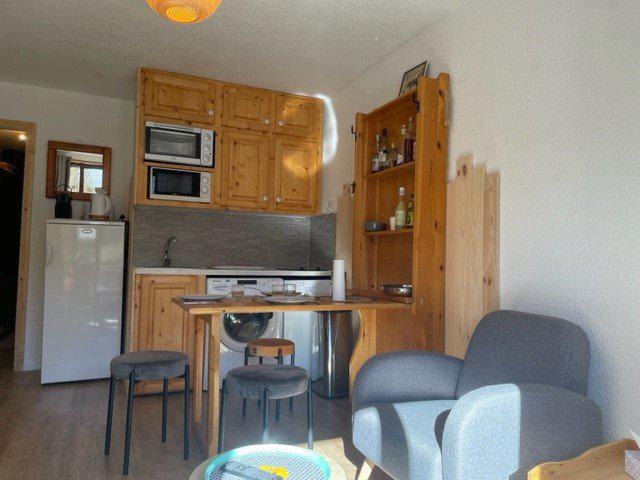 Rent in ski resort Studio cabin 4 people (112A2) - Résidence les Clarines A2 - Risoul - Living room