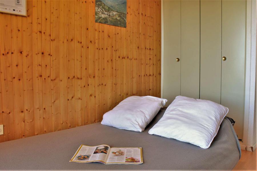 Rent in ski resort Studio sleeping corner 4 people (409C) - Résidence les Clématites C - Risoul - Apartment
