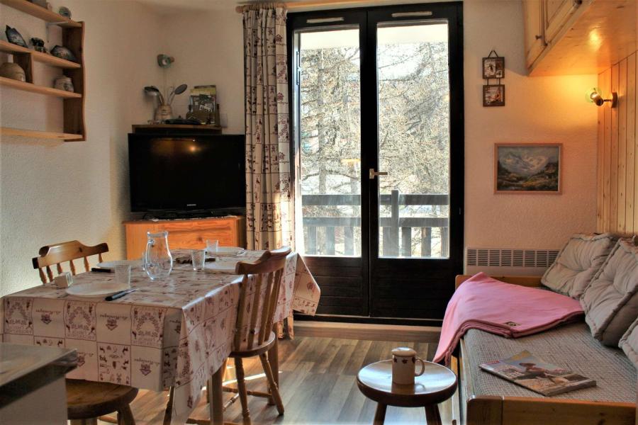 Rent in ski resort 2 room apartment 4 people (511) - Résidence les Crêtes - Risoul - Living room