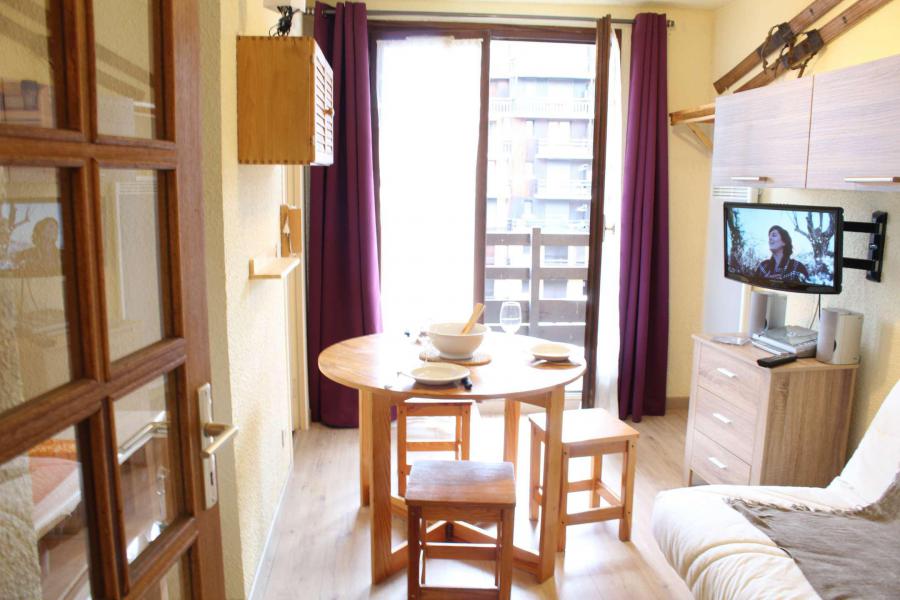 Rent in ski resort Studio cabin 4 people (26) - Résidence les Florins II - Risoul - Living room