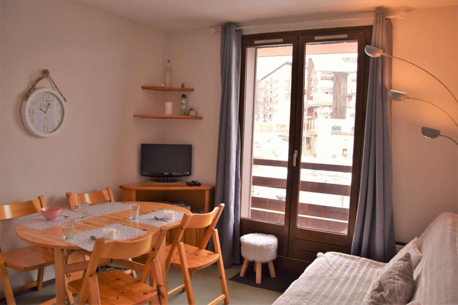 Rent in ski resort Studio cabin 4 people (160-25) - Résidence Soldanelles - Risoul - Living room