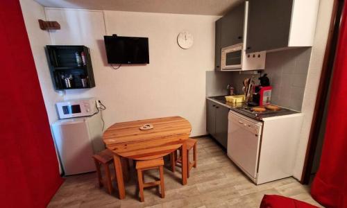 Rent in ski resort Studio cabin 2 people (Budget 19m²-1) - Résidence Edelweiss - MH - Risoul - Living room
