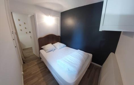Rent in ski resort 3 room apartment 5 people (12) - Résidence Le Chamois - Risoul - Bedroom