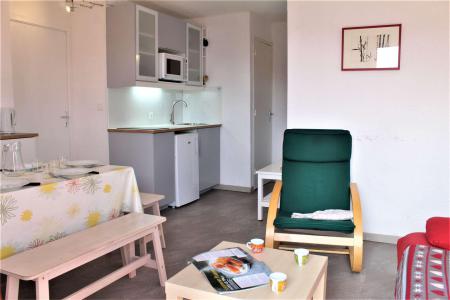 Rent in ski resort 2 room apartment sleeping corner 6 people (67) - Résidence les Airelles A - Risoul - Living room