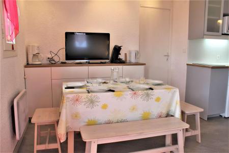 Rent in ski resort 2 room apartment sleeping corner 6 people (67) - Résidence les Airelles A - Risoul - Living room