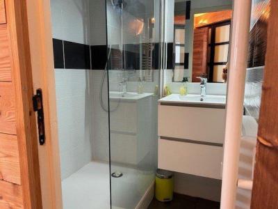 Rent in ski resort 3 room apartment 6 people (110) - Résidence les Airelles A - Risoul - Shower room