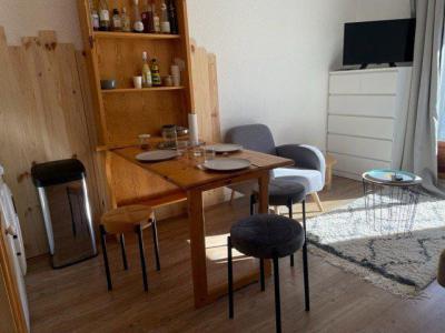 Rent in ski resort Studio cabin 4 people (112A2) - Résidence les Clarines A2 - Risoul - Living room