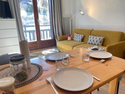 Rent in ski resort Studio cabin 4 people (112A2) - Résidence les Clarines A2 - Risoul - Living room